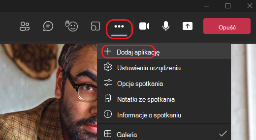 Obraz przedstawiający sposób dodawania aplikacji podczas spotkania w aplikacji Teams.