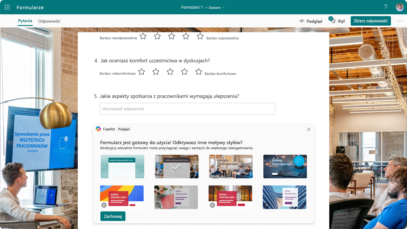 Zrzut ekranu przedstawiający opcję zastosowania stylu za pomocą funkcji Copilot w aplikacji Forms