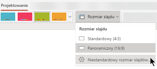 W usłudze PowerPoint Online opcje rozmiaru slajdu są dostępne przy prawej krawędzi karty Projektowanie na pasku narzędzi wstążki.