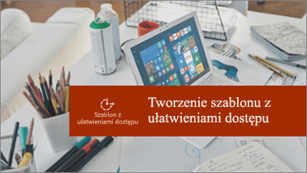 Biurko w biurze z laptopem i rozrzuconymi papierami