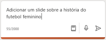 Captura de tela do Copilot na caixa de composição do PowerPoint com um prompt inserido