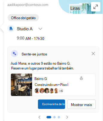 Uma captura de ecrã do cartão de localização de trabalho que inclui um botão para Reservar uma secretária para um evento presencial.