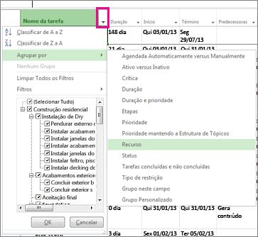 Menu da coluna Nome da Tarefa com a opção Agrupar por Recursos selecionada