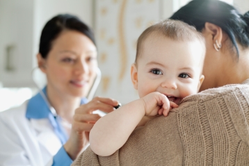 Um bebê recebendo uma consulta médica