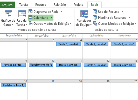 Captura de tela composta dos grupos de Modos de Exibição de Tarefa e Modos de Exibição de Recurso na guia Modo de Exibição e um plano de projeto no modo de exibição de Calendário.