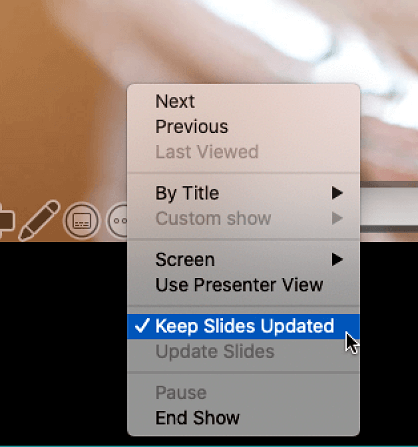 O menu de contexto Mais Opções na vista do Apresentador a exibir a opção Manter os Diapositivos Atualizados.