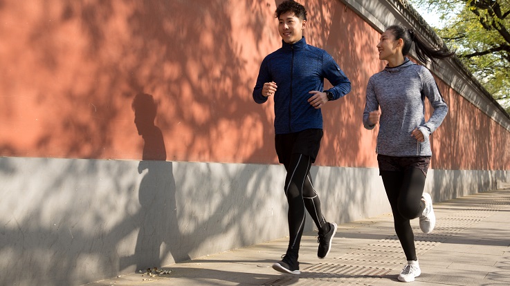 fotografia de duas pessoas a correr ao ar livre