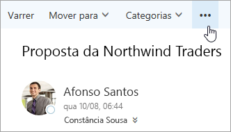 Uma captura de écran do botão Mais comandos na barra de menus do Outlook.