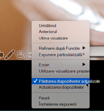 Meniul contextual Mai multe opțiuni din Vizualizarea prezentator afișând Păstrați diapozitivele actualizate selectate.