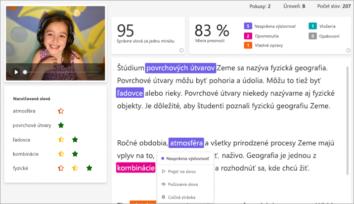 usmievajúca sa študentka s nasadenými ružovými slúchadlami je zobrazená v ráme videa vedľa pasáže, ktorú prečítala. pasáž je označená farebne rozlíšenými chybami.