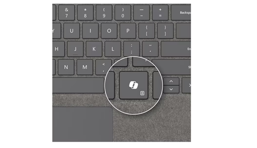 Snimak ekrana copilot tastera na platinum Surface Pro tastaturi sa skladištem pera za posao.