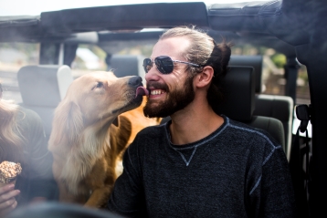 En hund som slickar på en mans ansikte