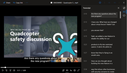 En video spelas upp i en webbläsare. Videons transkription visas i det högra fönstret.