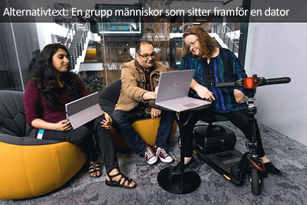 En grupp personer som sitter framför en dator