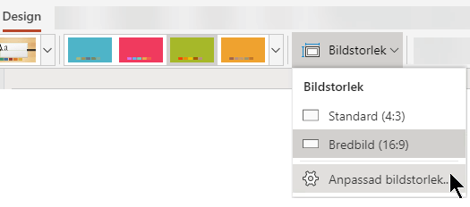 Alternativen för bildstorlek finns till höger på fliken Design i verktygsfältets menyfliksområde i PowerPoint Online
