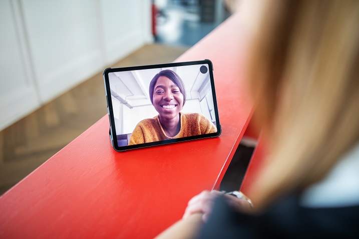 görüntülü konferans içeren tablet kullanan bir kişinin fotoğrafı