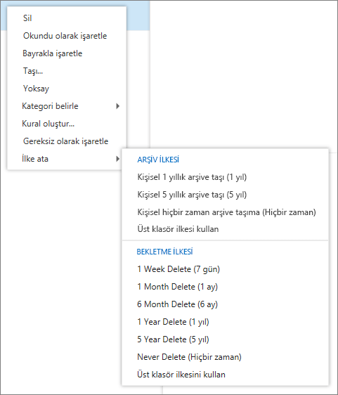 Seçili e-posta iletisine uygulanabilecek Arşiv ve Bekletme ilkelerini görüntüleyen İlke ata seçeneğinin belirlendiği bir kısayol menüsünü gösteren ekran görüntüsü.