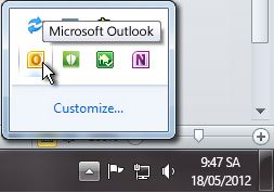 Khu vực thông báo được bung rộng để hiển thị biểu tượng Outlook